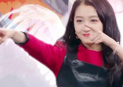 关晓彤娱乐圈吃瓜王,从国民闺女到争议焦点