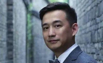 娱乐君吃瓜黄磊是谁啊,黄磊背后的故事与争议